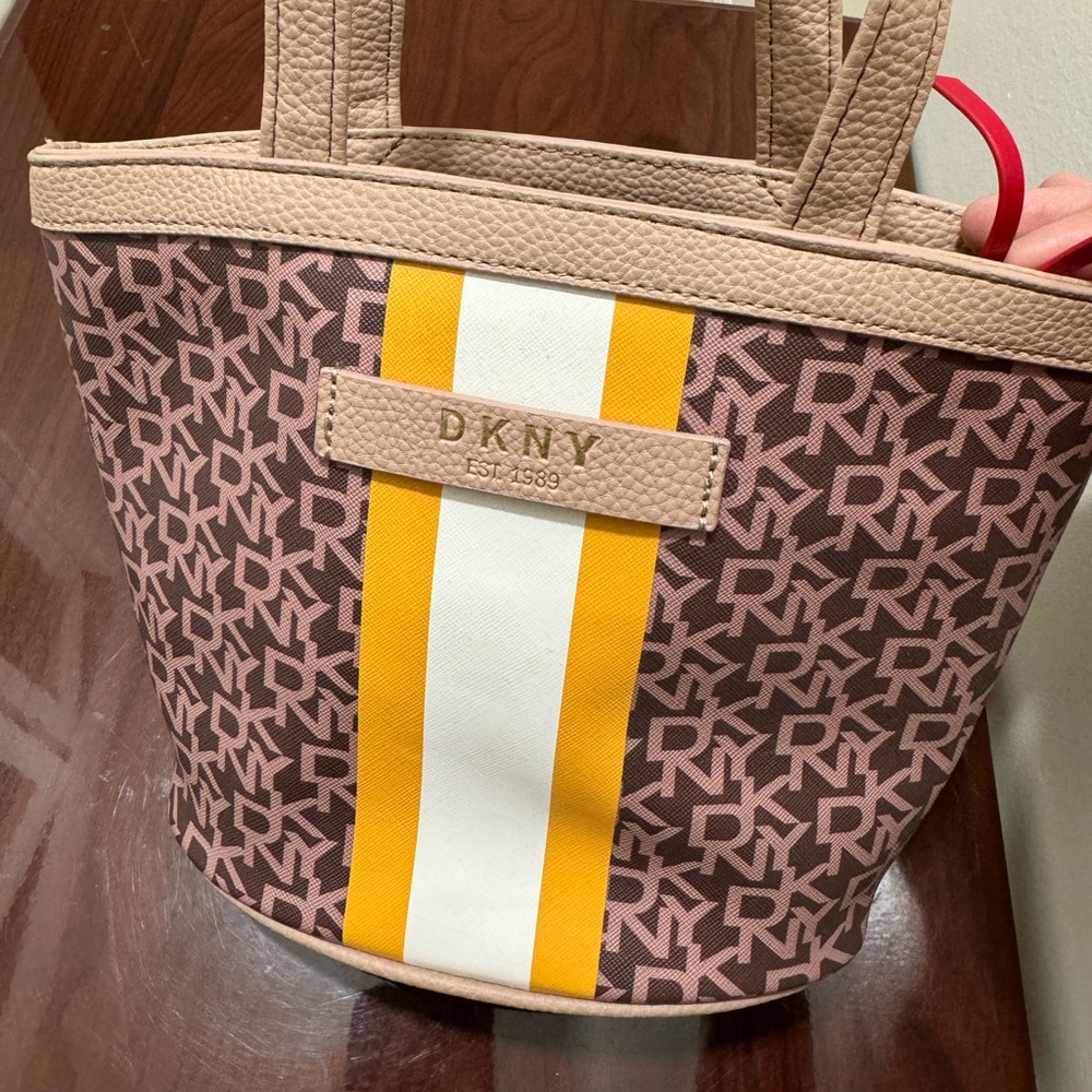 DKNY buckt bag
